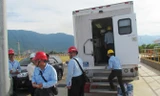 Hai xe quan trắc tự động của Bộ TN-MT đang thực hiện việc giám sát chất thải tại Formosa.