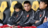 Tuấn Anh co ro trên băng ghế dự bị