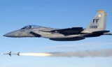 Tiêm kích F-15C của Mỹ phóng tên lửa AIM-7 Sparrow. Ảnh: Wikipedia.