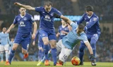 Man City (áo xanh nhạt) tiếp tục gặp khó trước lối chơi kỷ luật của Everton. Ảnh: Shutterstock. 