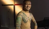 Tatsuya Shindo khoe hình xăm từ thời làm yakuza. Ảnh: CNN.