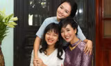 Hồng Mi, Hồng Khanh là hai con của nghệ sĩ Chiều Xuân và nhạc sĩ Đỗ Hồng Quân. Trong khi Chiều Xuân và con gái út nhiều lần chụp ảnh cùng nhau, đây là lần đầu tiên ba mẹ con khoe nhan sắc trong một bộ hình. Diễn viên Mẹ chồng tôi diện áo dài - trang phục 