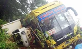 Ôtô khách lật đè lên xe tải bị nạn trước đó. Ảnh: Kh.Uyên