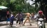 Cảnh sát giao thông bị nhóm thanh niên đánh. Ảnh: Cắt từ clip.