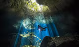 Hố sâu nằm ở trung tâm rừng Maya trên bán đảo Yucatan, Mexico. Các thợ lặn đã tìm thấy nhiều xương động vật và hóa thạch tại đây.