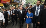 Tổng thống Pháp dạo phố cổ Hà Nội.