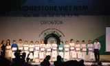 30 bạn sinh viên có hoàn cảnh khó khăn nhận học bổng do Bridgestone Việt Nam trao tặng. Ảnh: Minh Quân.