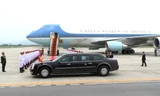 Chuyên cơ Không lực Một chở Tổng thống Obama trong 10 phút "ưu tiên đặc biệt" trước khi cất cánh. Ảnh: Mạnh Thắng.