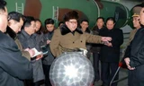 Bức ảnh nhà lãnh đạo Triều Tiên Kim Jong-un được cho là chụp cùng với mô hình đầu đạn hạt nhân thu nhỏ. Ảnh: AP.