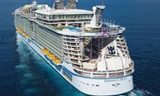 Với chiều dài 362 và chiều rộng 65 m, Harmony of The Seas (tạm dịch: Sự hài hòa của biển) là tàu du lịch lớn nhất hành tinh hiện nay. Thuộc sở hữu của tập đoàn tàu du lịch Royal Caribbean tại Mỹ, nó có thể chứa tối đa 8.880 người.