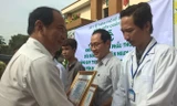 Lãnh đạo Sở Y tế TPHCM tặng bằng khen cho các bác sĩ đã tham gia cứu sống bệnh nhân.