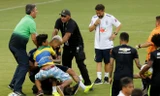 Sự cố diễn ra trên sân tập của tuyển Brazil, hôm 4/9. Lợi dụng an ninh lỏng lẻo, một CĐV quá khích chạy vào sân để tiếp cận Neymar.