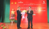 Bộ trưởng Vũ Huy Hoàng (phải) tặng hoa cho ông Võ Thanh Hà, Chủ tịch Sabeco