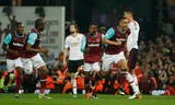 Winston Reid ghi bàn ấn định chiến thắng cho West Ham. Ảnh: Reuters.