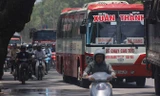 Xe khách đi như "rùa bò" để bắt khách trên tuyến đường Phạm Văn Đồng.
