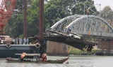 Trục vớt chiếc tàu đắm đâm sập cầu Ghềnh.