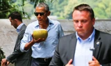 Ông Obama dạo phố, uống nước dừa tại Lào