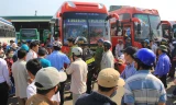Chuyến xe khách Quảng Ngãi – TPHCM buộc phải nằm chờ tại bến suốt 3 giờ đồng hồ do tranh chấp giữa hai bên. Ảnh: Ngô Tùng.