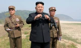 Nhà lãnh đạo Triều Tiên Kim Jong-un và hai quan chức quân đội. Ảnh: KCNA.