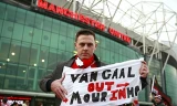 CĐV Man Utd ngày càng mất thiện cảm với Van Gaal và muốn ông này ra đi, để nhường chỗ cho Mourinho, HLV đang rỗi việc sau khi bị Chelsea sa thải. Ảnh: Reuters.