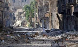 Cảnh đổ nát sau các cuộc giao tranh giữa quân chính phủ và lực lượng nổi dậy tại trung tâm thành phố Deir Ezzor, đông bắc Syria. Ảnh: AFP/TTXVN.