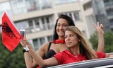 Mặc dù Albania nhận thất bại 0-2 trước Pháp nhưng CĐV của họ đã cổ vũ hết sức nhiệt tình. Trong đó phải kể đến hai nữ CĐV xinh đẹp với vòng 1 nóng bỏng. 
