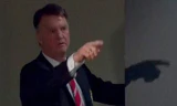HLV Van Gaal chỉ tay thẳng mặt phóng viên.