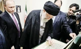 Lãnh tụ tối cao Iran Ayatollah Ali Khamenei xem cuốn kinh Koran cổ do Tổng thống Nga V.Putin tặng.