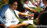 Một trong những người đầu tiên hiến máu - Lê Thịnh Vượng, cán bộ công an quận Hoàn Kiếm. Đây là lần đầu tiên anh hiến máu. Ảnh: Minh Hạnh.
