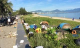 Hàng trăm người xắn tay áo dọn dẹp bờ biển du lịch Đà Nẵng.