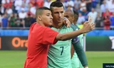Ronaldo và 'vận đỏ' từ cậu bé nhặt bóng