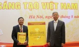 Anh hùng Hoàng Đức Thảo (trái) cùng GS TS Đặng Vũ Minh, Chủ tịch Liên hiệp các Hội khoa Kỹ thuật Việt Nam tại Lễ công bố Sách vàng sáng tạo Việt Nam 2016 sáng 29/8.