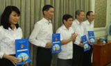Chủ tịch UBND TPHCM Nguyễn Thành Phong trao quyết định của Thủ tướng Chính phủ cho các phó Chủ tịch UBND TPHCM.