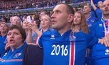 Tổng thống Iceland, Gudni Johannesson hòa chung niềm tin cùng CĐV.