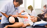 Nụ cười trên đôi nạng gỗ của nữ sinh bị cưa chân oan