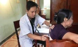 Bác sĩ Lê Xuân Thắng khám bệnh cho người dân.