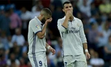 Benzema và Ronaldo không thể giúp Real giành trận thắng thứ 17 liên tục tại Liga. Ảnh: Reuters.
