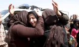 Một phụ nữ Yazidi vui mừng đoàn tụ với gia đình. Ảnh: Ib Times.