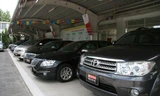 Những chiếc xe cũ được trưng bày tại cửa hàng, trông đẹp không khác gì xe mới.