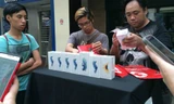 Cảnh thu gom iPhone 6s rồi bán lại ngay trước các cửa hàng Apple ở Singapore năm ngoái. Ảnh: Đình Nam.