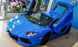 Đây là chiếc Lamborghini Aventador màu xanh Le Mans Blue đầu tiên được nhập về Việt Nam. Trước đó, giới chơi xe Việt từng biết đến một chiếc Aventador phiên bản SV cũng có màu sơn xanh nhưng đậm hơn. 