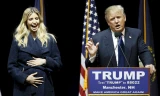 Ivanka xuất hiện trong một cuộc gặp mặt cử tri của Donald Trump tại Manchester, New Hampshire hồi tháng một. Trên bục phát biểu là dòng chữ kêu gọi ủng hộ ông Trump cùng khẩu hiệu "khiến nước Mỹ vĩ đại trở lại". Ảnh: Reuters.