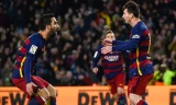 Tân binh Arda Turan chia vui với Messi sau bàn thắng trong hiệp một. Ảnh: Reuters.