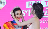 Hoa khôi 2015 Vũ Thanh Tú (phải) trao vương miện cho tân Hoa khôi sinh viên Cần Thơ 2016 Nguyễn Thùy Trang. Ảnh: Hòa Hội.