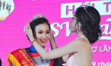 Hoa khôi 2015 Vũ Thanh Tú (phải) trao vương miện cho tân Hoa khôi sinh viên Cần Thơ 2016 Nguyễn Thùy Trang. Ảnh: Hòa Hội.