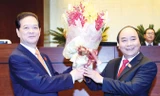 Tân Thủ tướng Nguyễn Xuân Phúc tặng hoa cho nguyên Thủ tướng Nguyễn Tấn Dũng. Ảnh: Như Ý.