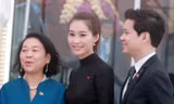 Chiều 24/5, Hoa hậu Thu Thảo xuất hiện chỉn chu bên bạn trai - doanh nhân Trung Tín trước giờ đón Tổng thống Barack Obama tại TP HCM. Cô mặc váy đen cổ cao, mỉm cười khi thấy ống kính phóng viên. 