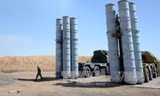 Hệ thống phòng thủ tên lửa S-300 của Nga. Ảnh: AP/TTXVN.