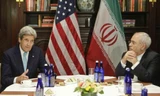 Ngoại trưởng Mỹ John Kerry (trái) và người đồng cấp của Iran Mohammad Javad Zarif. Ảnh: AP.