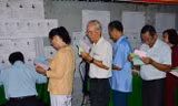Cử tri là cán bộ hưu trí ở phường 2, Sóc Trăng bầu cử.